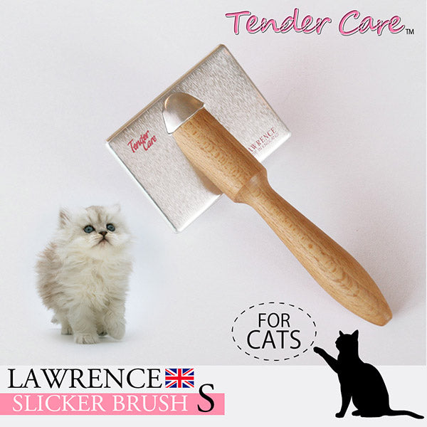 Sサイズのブラシとシルバー猫の子猫を並べたパッケージ風写真。「Tender Care」のロゴとFOR CATSの表記あり