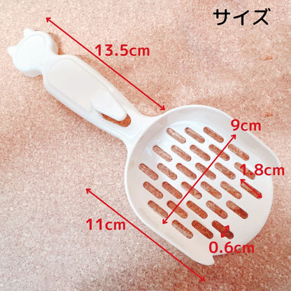 サイズ図。全長13.5cm、すくう部分の幅9cm×奥行11cm、網目の穴は縦1.8cm×横0.6cmの細かい目の表記