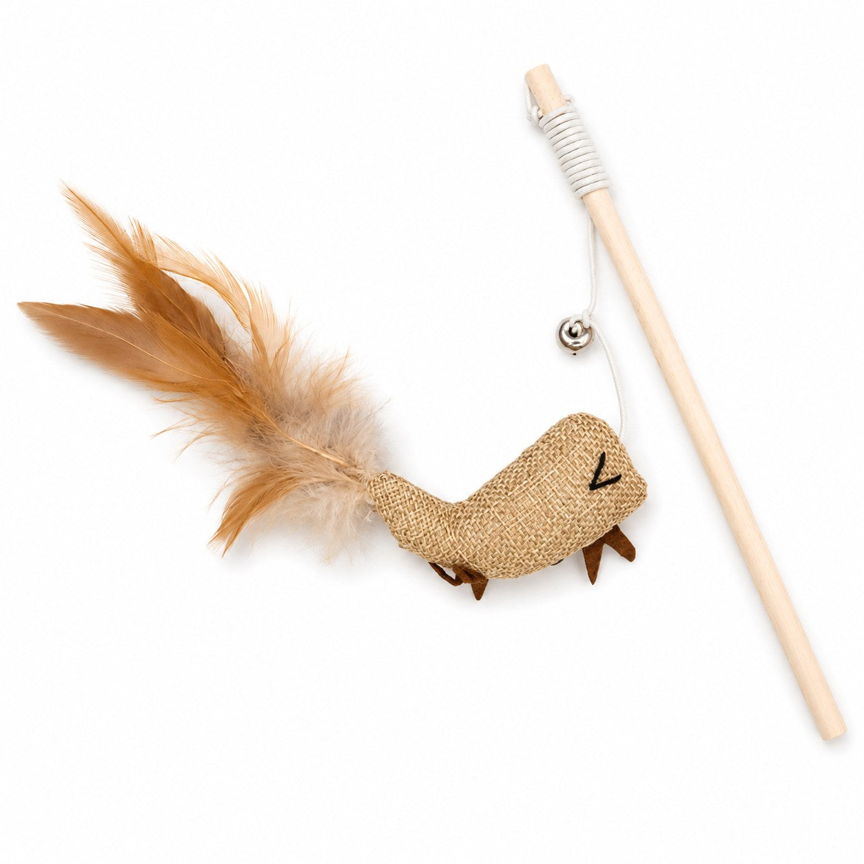 さかな型チャームの拡大。麻布に目と口を刺繍した魚形の胴体、茶色い足飾り、茶色い天然羽根の尾、鈴付きの白い紐で柄に接続