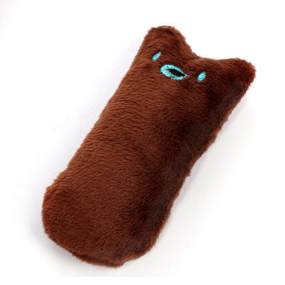 ブラウンの猫型ぬいぐるみ単体。三角の耳と水色の刺繍の丸い目が付いた縦長のもふもふ生地