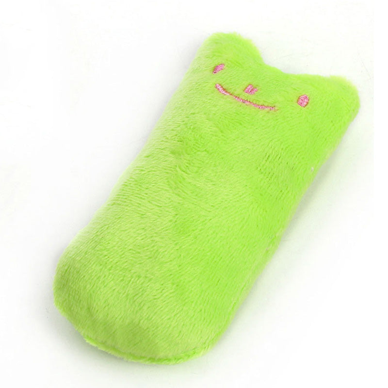 グリーンの猫型ぬいぐるみ単体。三角の耳とピンク色の刺繍の目・にっこり口が付いた縦長のもふもふ生地