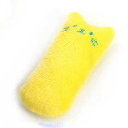 イエローの猫型ぬいぐるみ単体。三角の耳と水色の刺繍のひげ・目が付いた縦長のもふもふ生地