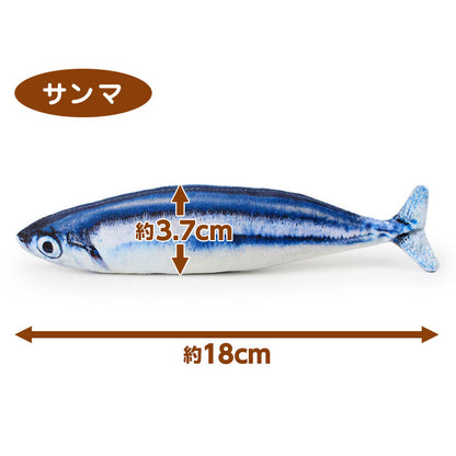 サンマ柄ぬいぐるみの単体サイズ図。全長約18cm、高さ約3.7cmの表記