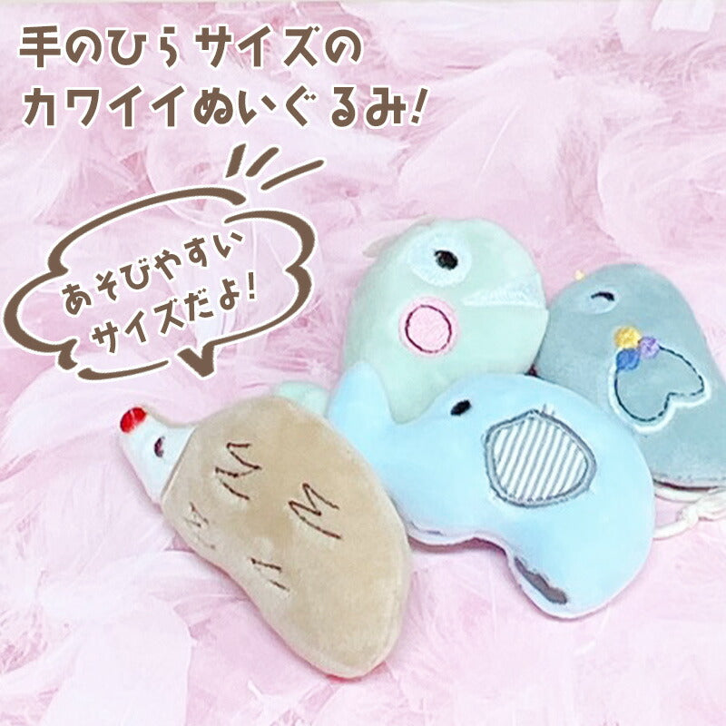 ピンクの羽根背景に4種類のぬいぐるみを重ねた写真。「手のひらサイズのカワイイぬいぐるみ！あそびやすいサイズだよ！」の訴求文