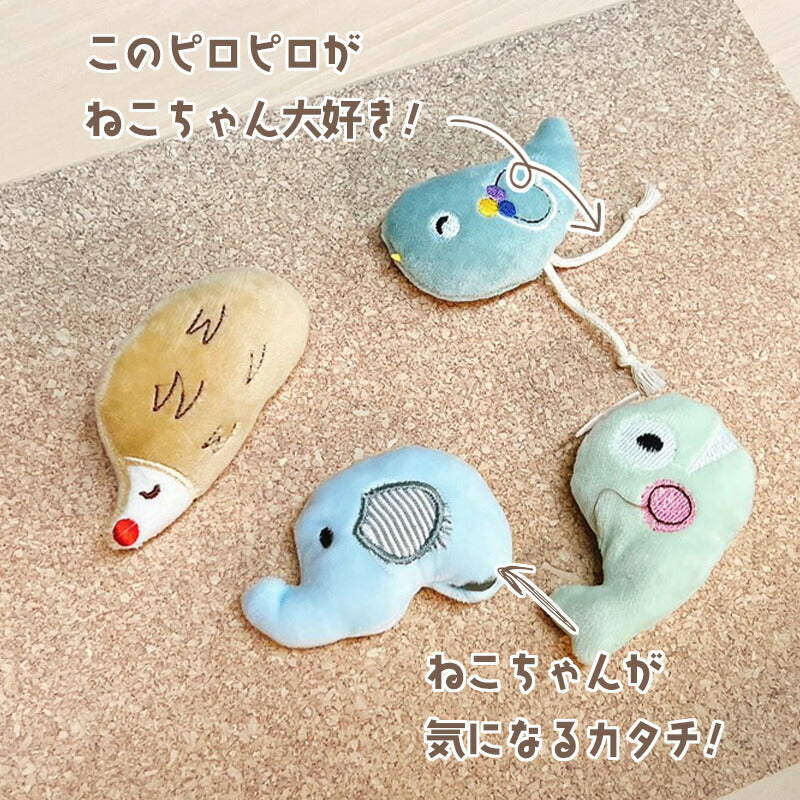 コルク調の背景で4匹を配置。「このピロピロがねこちゃん大好き！」「ねこちゃんが気になるカタチ！」と紐や象の鼻形状の魅力を矢印で説明