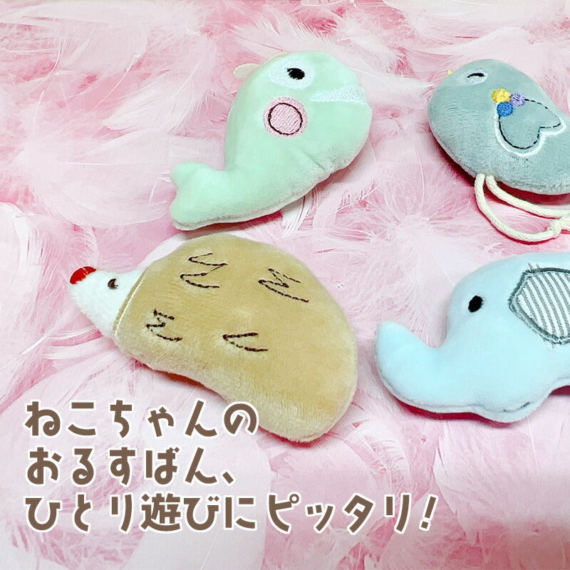 ピンクの羽根背景の4匹。「ねこちゃんのおるすばん、ひとり遊びにピッタリ！」の留守番ひとり遊び訴求文