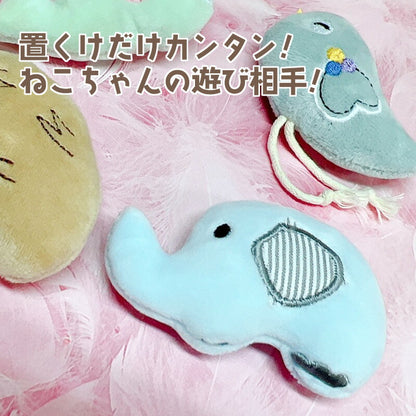 ぞう・とり・ねずみのぬいぐるみのアップ。「置くだけカンタン！ねこちゃんの遊び相手！」の手軽さ訴求文