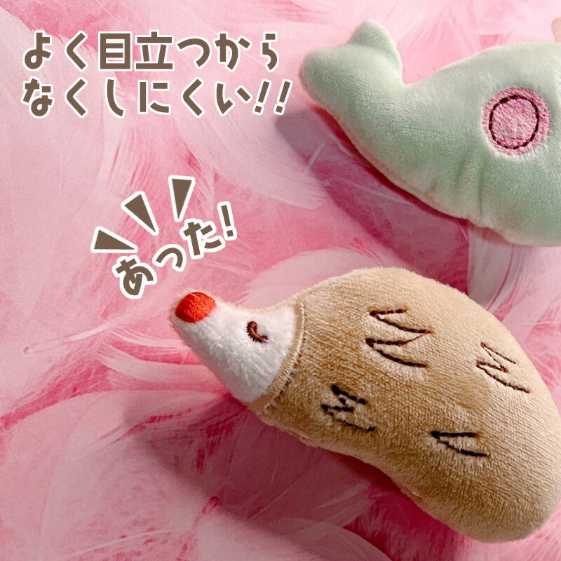 薄茶色のぬいぐるみと緑のくじらのアップ。「よく目立つからなくしにくい！！」「あった！」の紛失しにくさを伝える訴求文