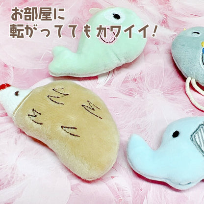 くじら・ねずみ・ぞうのぬいぐるみが散らばった様子。「お部屋に転がっててもカワイイ！」の日常使い訴求文