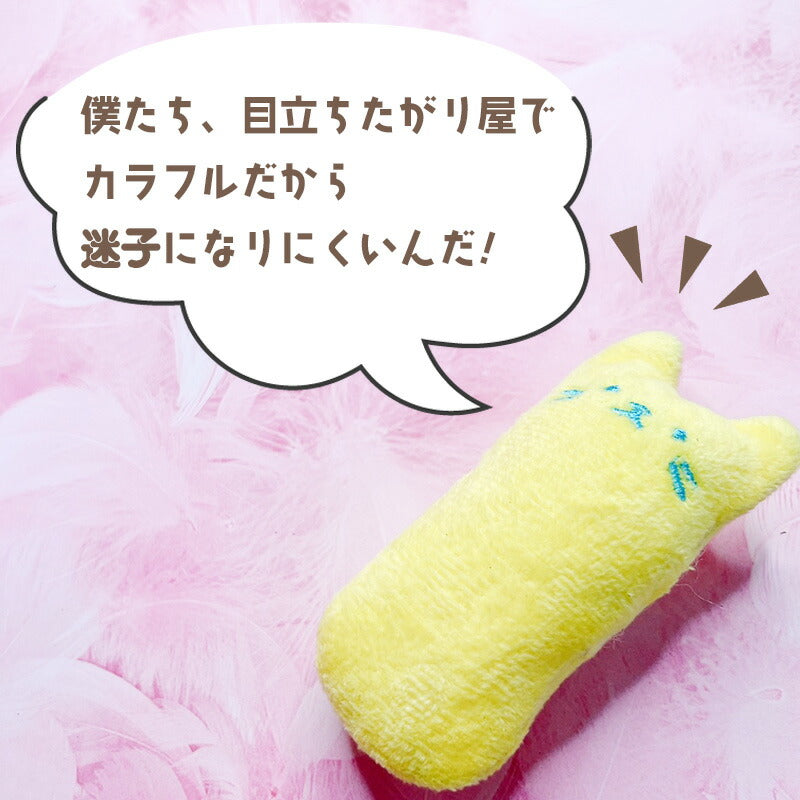 「僕たち、目立ちたがり屋でカラフルだから迷子になりにくいんだ!」の吹き出し文言とイエローのぬいぐるみ1体