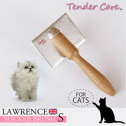 Sサイズのブラシとシルバー猫の子猫を並べたパッケージ風写真。「Tender Care」のロゴとFOR CATSの表記あり