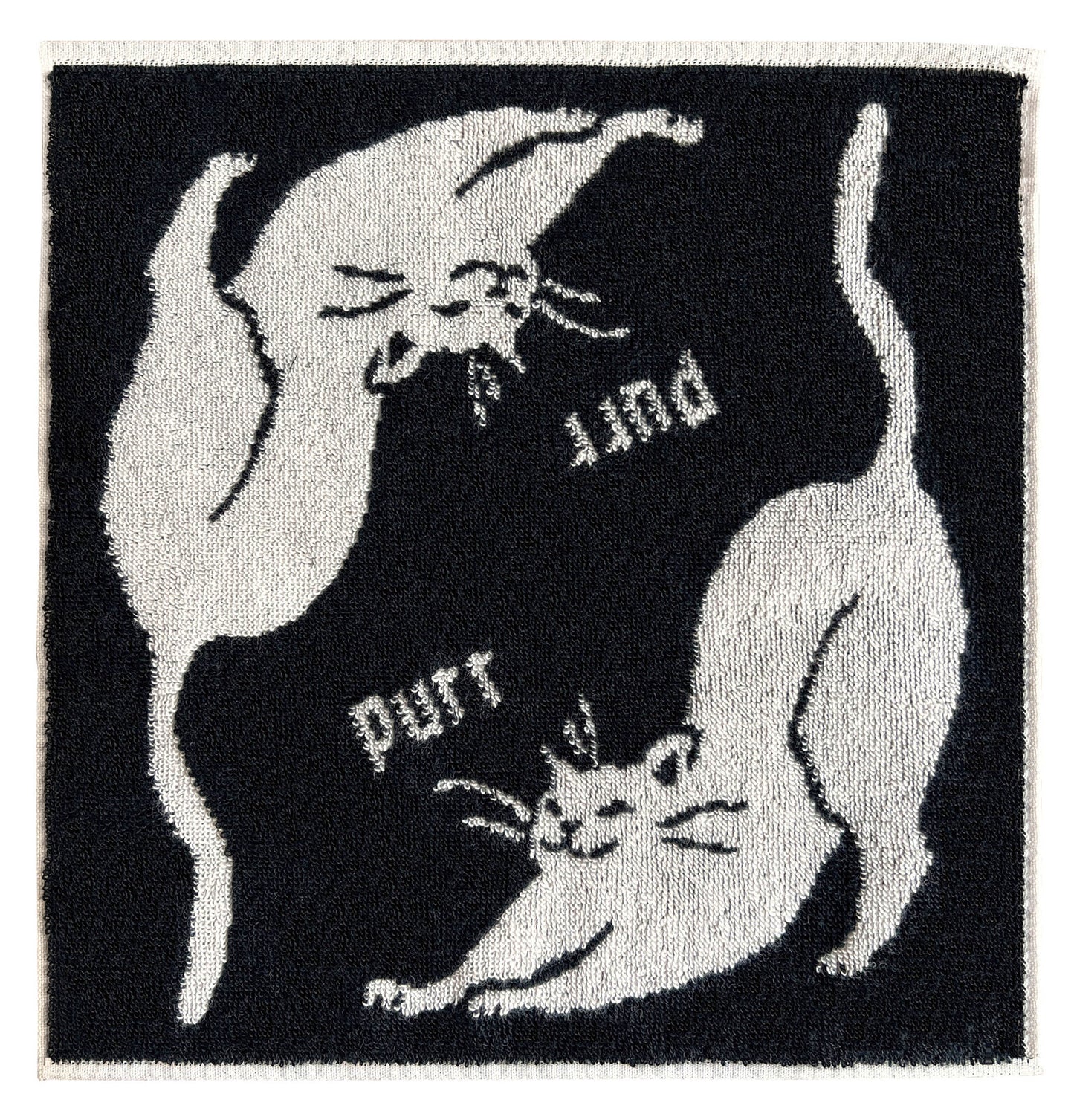 黒地に白猫が伸びをする柄のタオル。反転した「purr」の文字入り