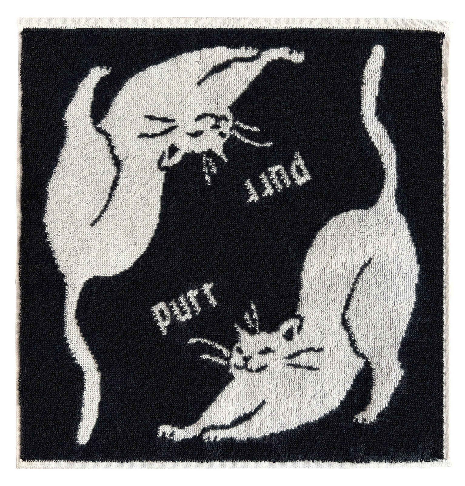 黒地に白猫が伸びをする柄のタオル。反転した「purr」の文字入り