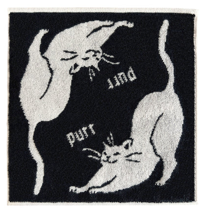 黒地に白猫が伸びをする柄のタオル。反転した「purr」の文字入り