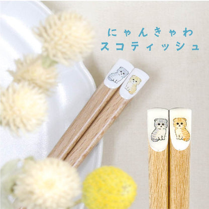にゃんきゃわ スコティッシュ。持ち手部分に灰色と茶トラのスコティッシュフォールド2匹が描かれた箸先アップ
