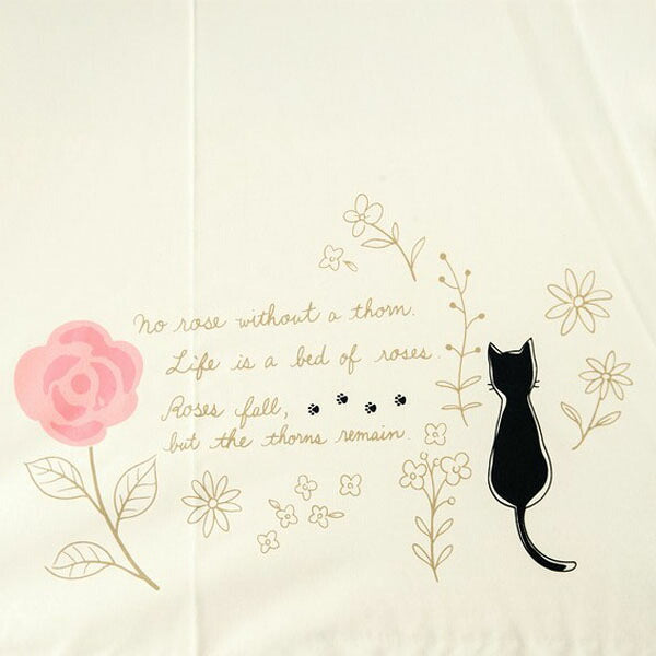 生成り地の傘に描かれたバラと黒猫のワンポイント刺繍柄。英文詩「No rose without a thorn. Life is a bed of roses. Roses fall, but the thorns remain.」が入る