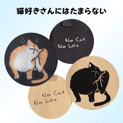 バッグ表面デザインの拡大。ベージュは「No Cat No Life」の文字と黒猫の毛づくろい柄、ダークグレーは同文字と茶トラ猫の毛づくろい柄を円形カットで紹介