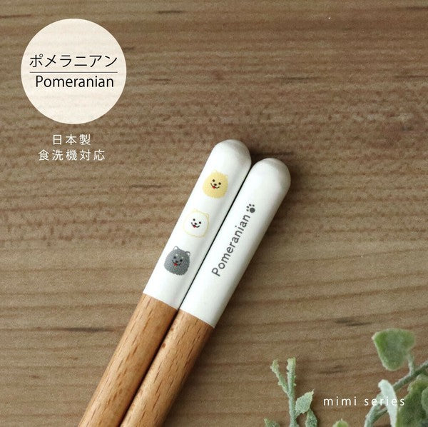 コーギー柄「mimi series Corgi」の箸を木製テーブルに置いたアップ。持ち手にコーギーの顔イラストと「Corgi」の文字。「毎日の食卓が、断然楽しくなるお箸です。食洗器対応のお箸だから、お手入れも楽です」の文言