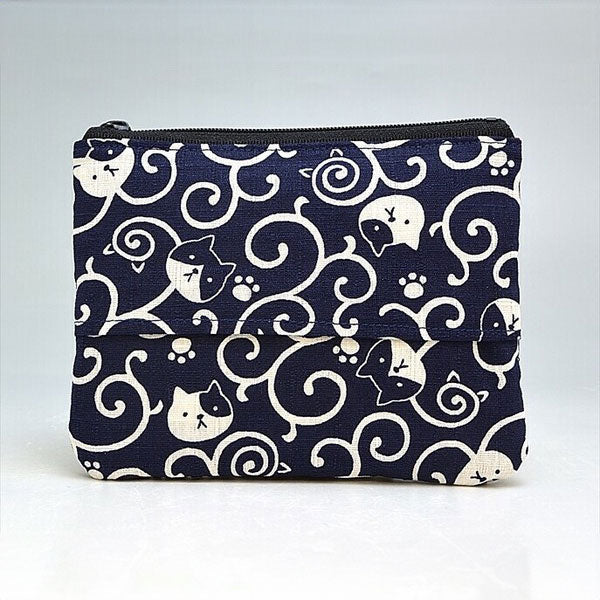 紺地に白い唐草模様と猫の顔がプリントされたポーチの正面。上部にファスナー、中央にティッシュ取り出し口のフラップがある構造がわかるカット