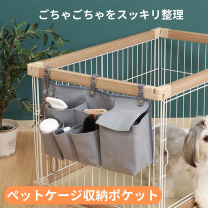 白いケージの上部にグレーのキャンバス製吊り下げ収納ポケットを取り付け、ブラシやおやつを整理して収納した様子。「ごちゃごちゃをスッキリ整理」の見出し付き