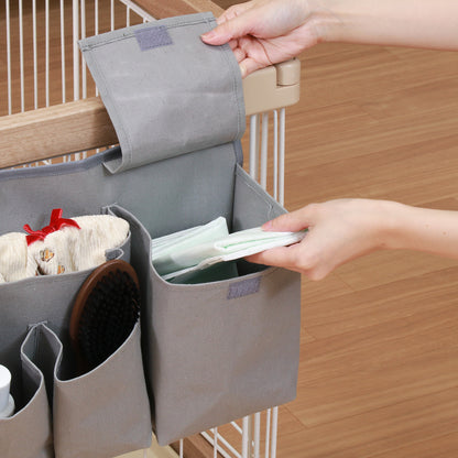 上部のフラップを開けてトイレシートを取り出す手元。フラップ裏に面ファスナーが付き開閉できる構造がわかるアップ