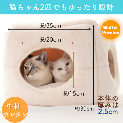 「猫ちゃん2匹でもゆったり設計」。キューブ型のサイズ図。幅約35cm×奥行約30cm×高さ約15cm、穴の幅約20cm、本体の厚み2.5cm。冬用(Winter Version)で猫2匹が中にいる