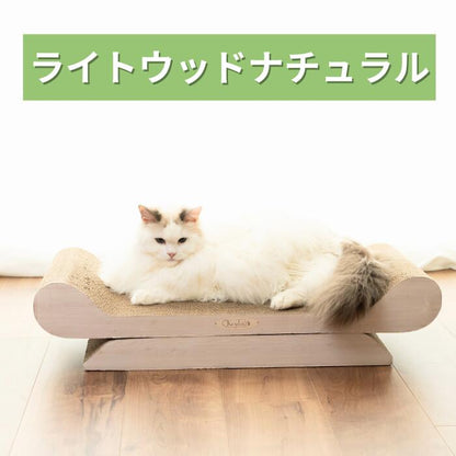 「ライトウッドナチュラル」カラーを別アングルで紹介。ソファ型爪とぎの上でくつろぐ白い長毛猫