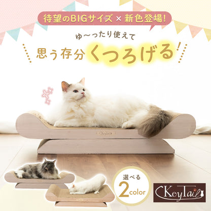「待望のBIGサイズ×新色登場！ゆ〜ったり使えて思う存分くつろげる！」の見出し。特大ソファ型爪とぎに横たわる白猫と、選べる2colorの表記、キーテイルのロゴ