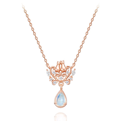 WING BLING正規代理店。ロマンティックキャットネックレスのRose GoldとSilverの2色見本、雫型の石が付いた猫モチーフのペンダントとチェーンをアップで表示。右側は着用モデルの首元アップ。アジャスターで長さ調整可能、「大人の胸元にとき