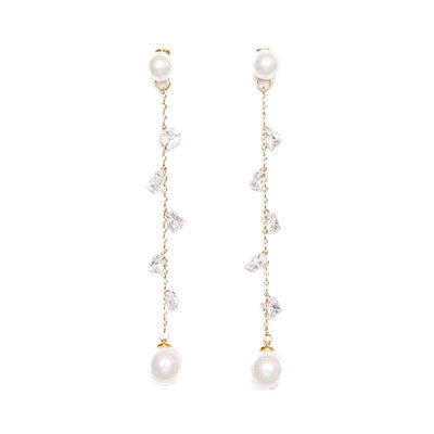 WING BLINGロゴと「可愛さのわけ Crystal×Pearl うつくしさ、ひとしずく」の文字。パールとクリスタルの揺れるピアス4色(シルバー2種・ゴールド2種)を並べ、右に耳元に着けた女性のアップ