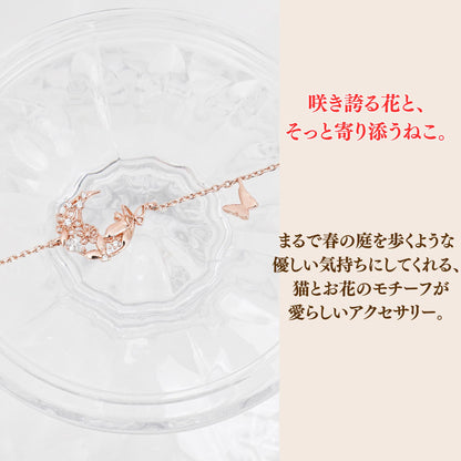 透明な器に置かれた月と花と猫のモチーフ部分の拡大写真。「咲き誇る花と、そっと寄り添うねこ。まるで春の庭を歩くような優しい気持ちにしてくれる」のコピー