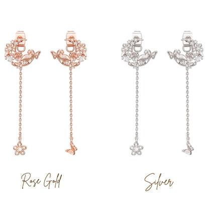 ブルーミングキャットピアスのRose Gold・Silver2色を並べた商品写真。花とちょうちょのモチーフから細いチェーンが伸び、先端に小花のチャームが付く左右非対称デザイン