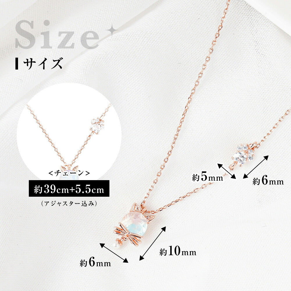 サイズ図。チェーン長さ約39cm+5.5cm（アジャスター込み）、猫モチーフ本体は約6mm×10mm、サイドのジルコニア飾りは約5mm・約6mmと表記