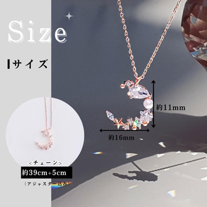 サイズ図。ペンダント部分は幅約16mm×高さ約11mm、チェーンは約39cm+5cm(アジャスター込み)と表記