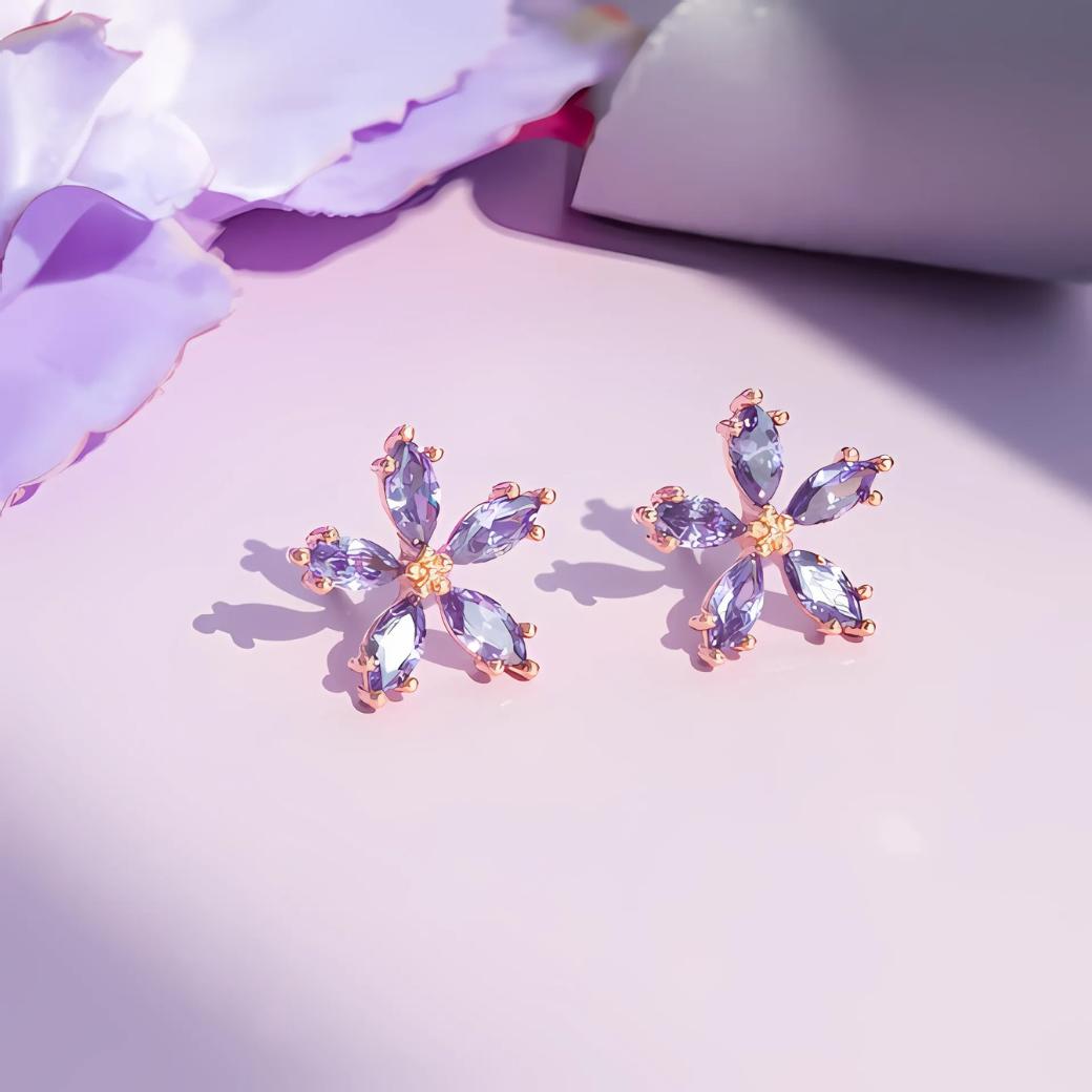 淡い紫の花びらを模したロングイヤリング1輪Typeを、薄紫の背景と花びらを添えて俯瞰で撮影