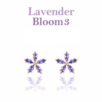 「Lavender Bloom3」の文字とともに1輪Typeイヤリングを白背景に鏡面反射で配置したカット