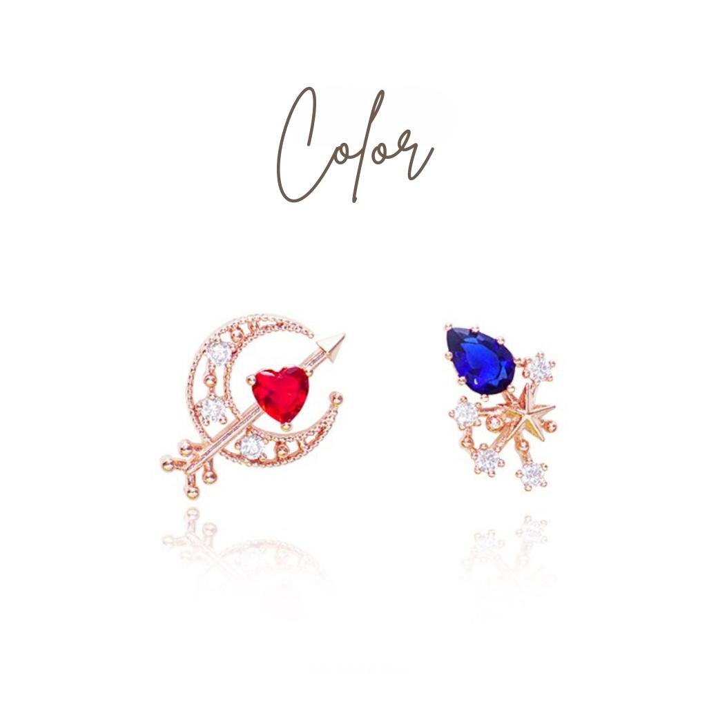 「Color」の文字とともに赤いハート×三日月モチーフ、青い石×星モチーフのイヤリング2種を並べた商品写真