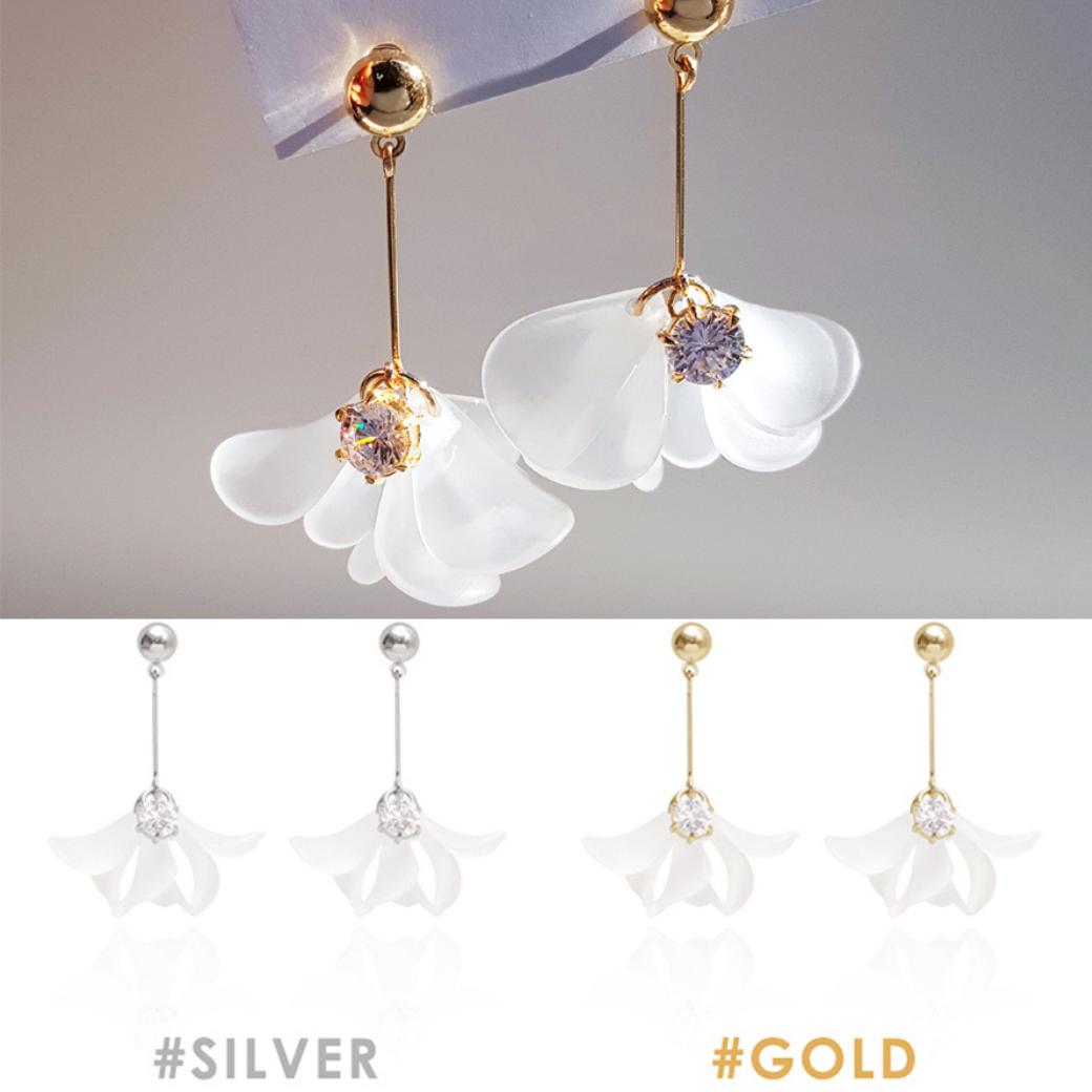 白いレジンの花びらとスワロフスキークリスタルを間近で写したドロップピアス。SILVER・GOLDの台座違い2ペアを並べて色比較
