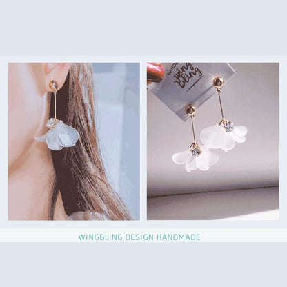 着用カットとWING BLING台紙付きピアスを並べたコラージュ。下部に「WINGBLING DESIGN HANDMADE」の文言