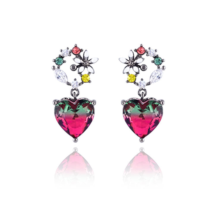 ホリデーラブピアス2個を正面から並べた商品単体カット。花モチーフの台座から赤・グリーン・パープルのグラデーションハートが下がるデザイン