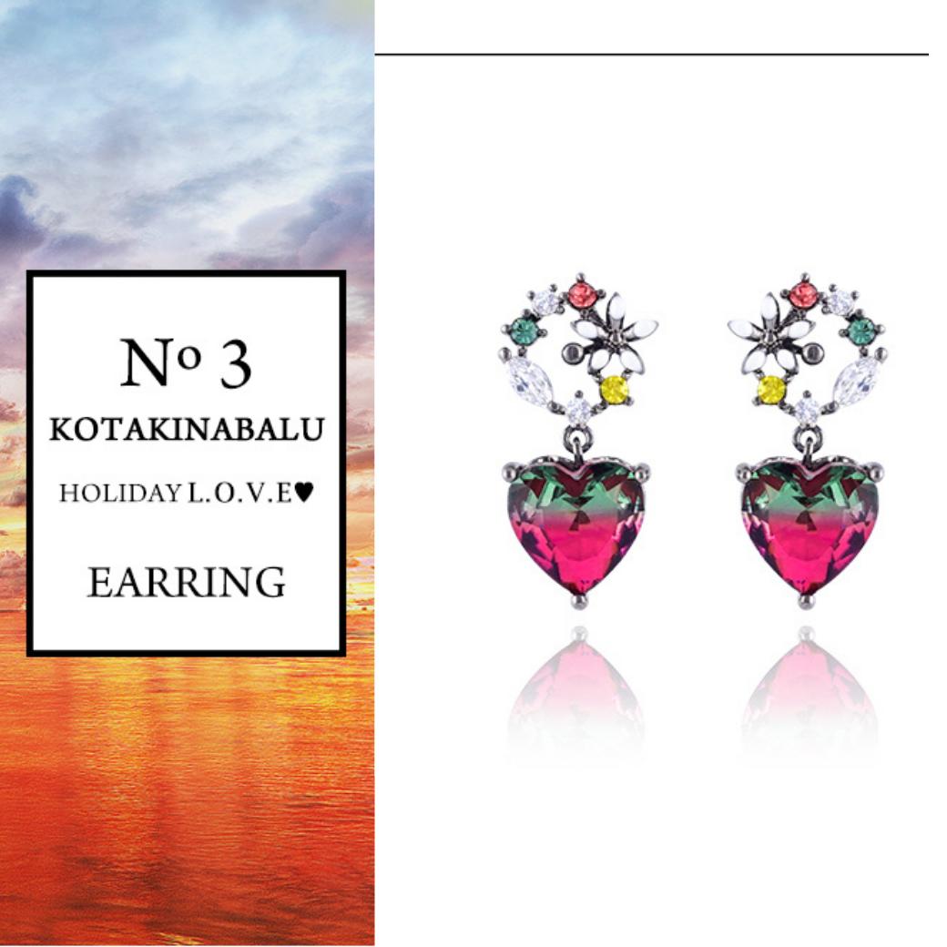 「No.3 KOTAKINABALU HOLIDAY L.O.V.E EARRING」のタグデザインと夕焼けの海の背景、赤・グリーン系グラデーションハートピアスの単体カット