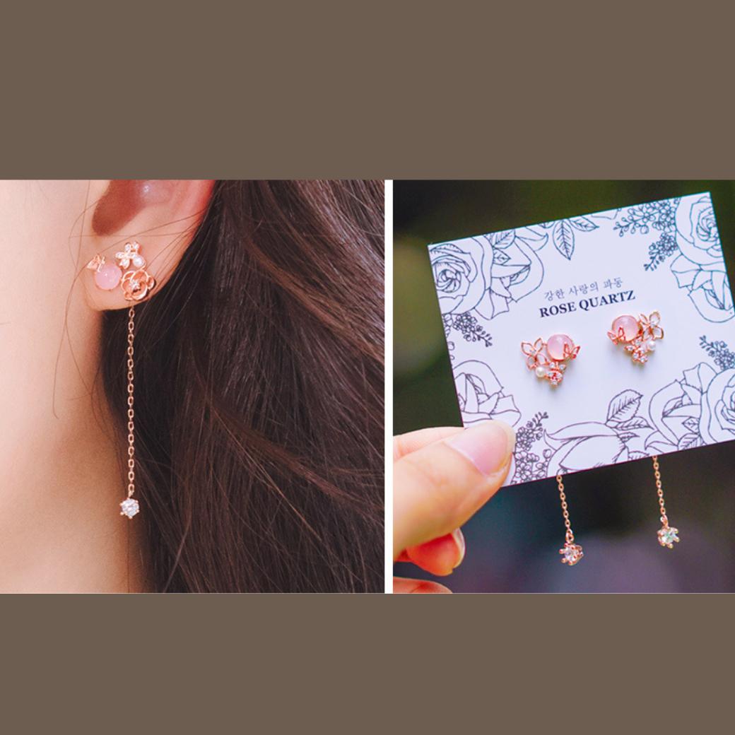 耳元に着けたイヤリングのアップと、花柄カードにROSE QUARTZの文字とともに掛けられたイヤリングを手に持つ写真