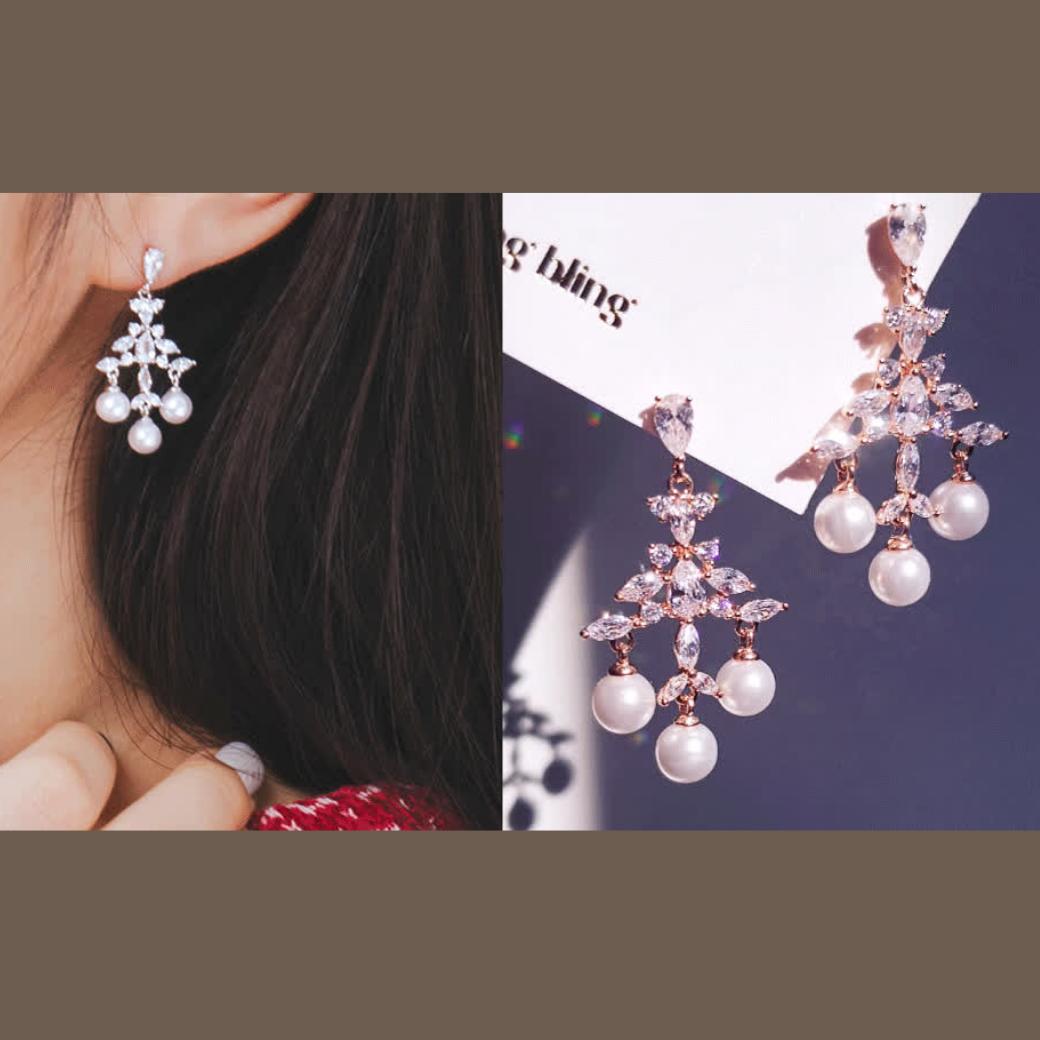 モデルの耳元に着けたシルバーカラーのパールイヤリングと、wing bling台紙にかけたローズゴールドカラーの実物クローズアップ
