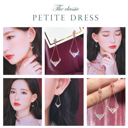 「The classic PETITE DRESS」の見出しとともに、様々な角度からピアスを着けたモデルの横顔・アップ・手のひらに乗せたピアス写真を6枚並べたコラージュ
