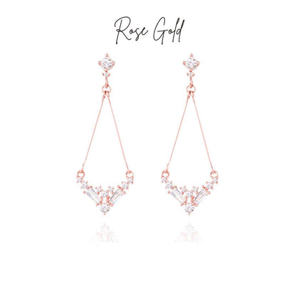 白背景にピアス2つを正面から並べたロースゴールドカラーの商品写真。上部にRose Goldの文字表記