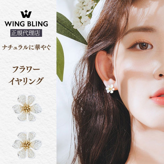 WING BLING正規代理店の商品訴求カット。「ナチュラルに華やぐ フラワーイヤリング」の文字と、花モチーフを着けた耳元アップ、下に商品単体2個を配置