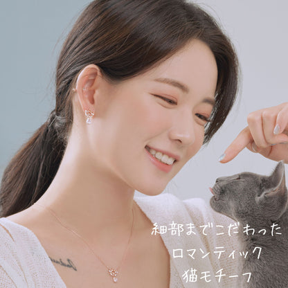 ピアスを着けた女性が猫に指を差し出す笑顔のカット。「細部までこだわったロマンティック猫モチーフ」の文字入り