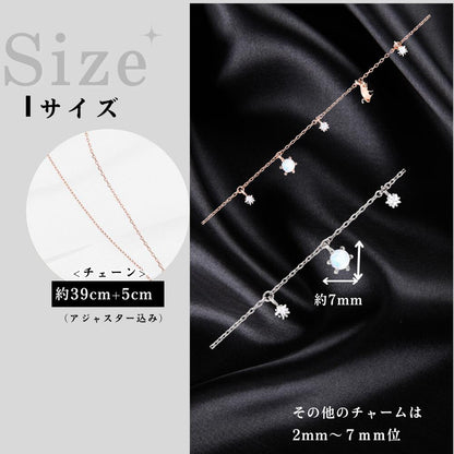 サイズ表記。Iサイズ、チェーン約39cm+5cm(アジャスター込み)、石の直径約7mm、その他チャームは2mm〜7mm位。黒いサテン生地の上にシルバーとローズゴールドのチェーンを並べた写真