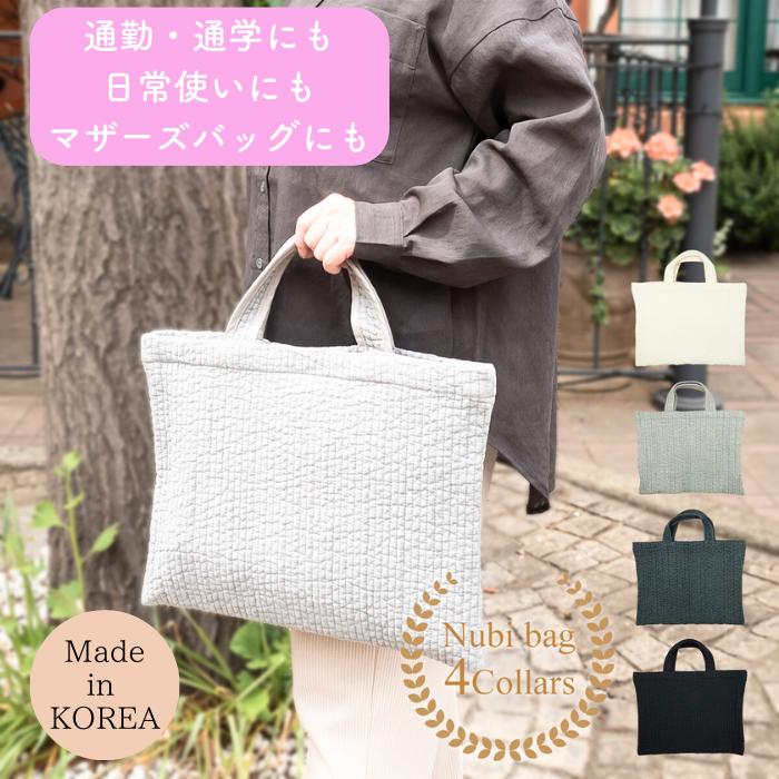 通勤・通学にもマザーズバッグにも使えると訴求。ライトグレーのバッグを持つ女性と、オフホワイト・グレー・チャコール・ブラックの4色並び
