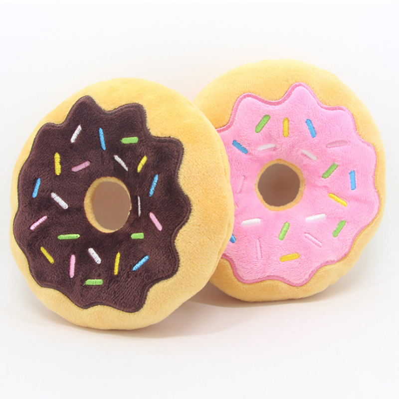 チョコとピンクのスプレーチョコ柄ドーナツぬいぐるみ2個を寄りかけて並べた写真